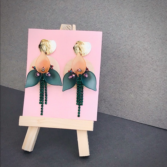 Earrings with wood floral pendant - Picture 4 of 14